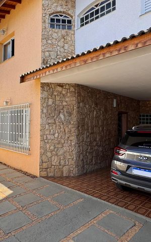 Casa à venda com 320m², 5 quartos e 3 vagas Casa à venda com 320m², 5 quartos e 3 vagasGaragem