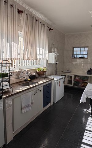 Casa à venda com 320m², 5 quartos e 3 vagas Casa à venda com 320m², 5 quartos e 3 vagasCozinha