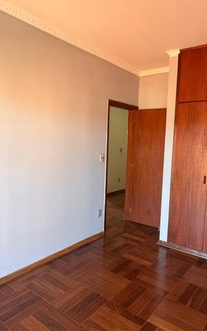 Casa à venda com 320m², 5 quartos e 3 vagas Casa à venda com 320m², 5 quartos e 3 vagasQuarto 4