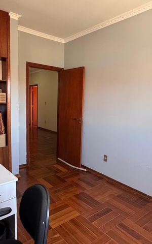 Casa à venda com 320m², 5 quartos e 3 vagas Casa à venda com 320m², 5 quartos e 3 vagasQuarto 1