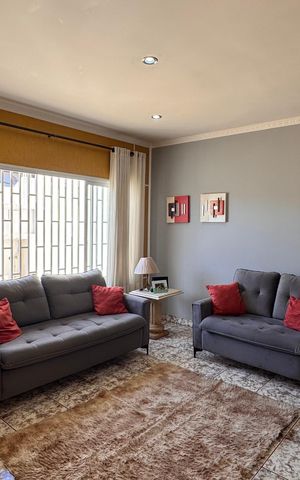 Casa à venda com 320m², 5 quartos e 3 vagas Casa à venda com 320m², 5 quartos e 3 vagasSala