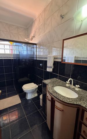 Casa à venda com 320m², 5 quartos e 3 vagas Casa à venda com 320m², 5 quartos e 3 vagasBanheiro