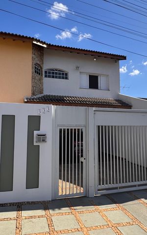 Casa à venda com 320m², 5 quartos e 3 vagas Casa à venda com 320m², 5 quartos e 3 vagasFachada