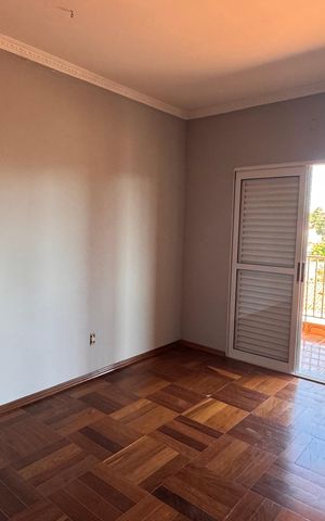 Casa à venda com 320m², 5 quartos e 3 vagas Casa à venda com 320m², 5 quartos e 3 vagasQuarto 4