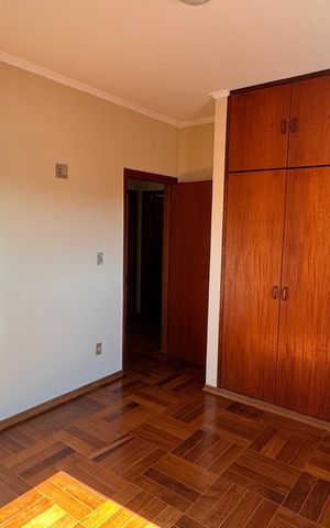 Casa à venda com 320m², 5 quartos e 3 vagas Casa à venda com 320m², 5 quartos e 3 vagasQuarto 2