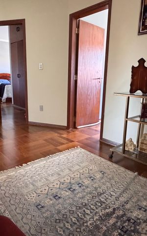 Casa à venda com 320m², 5 quartos e 3 vagas Casa à venda com 320m², 5 quartos e 3 vagasCorredor