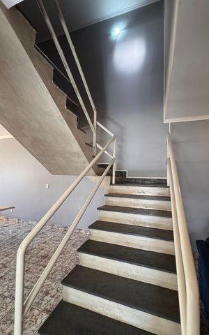 Casa à venda com 320m², 5 quartos e 3 vagas Casa à venda com 320m², 5 quartos e 3 vagasEscada