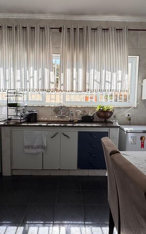 Casa à venda com 320m², 5 quartos e 3 vagas Casa à venda com 320m², 5 quartos e 3 vagasCozinha