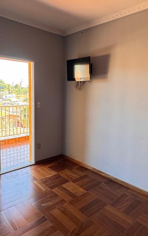 Casa à venda com 320m², 5 quartos e 3 vagas Casa à venda com 320m², 5 quartos e 3 vagasQuarto 4