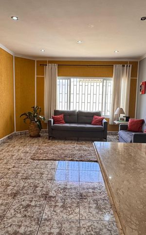 Casa à venda com 320m², 5 quartos e 3 vagas Casa à venda com 320m², 5 quartos e 3 vagasSala