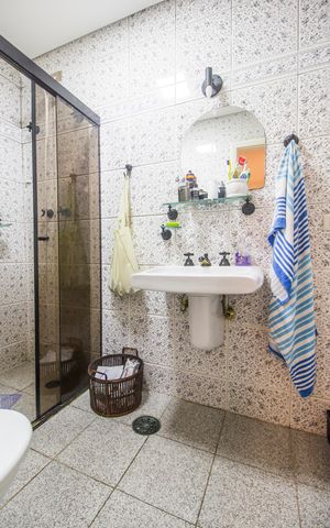 Apartamento à venda com 390m², 4 quartos e 6 vagas Apartamento à venda com 390m², 4 quartos e 6 vagasBanheiro da Suíte 2
