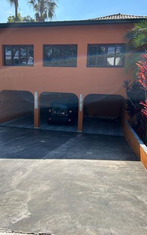 Casa de condomínio para alugar com 560m², 4 quartos e 3 vagas Casa de condomínio para alugar com 560m², 4 quartos e 3 vagasFachada