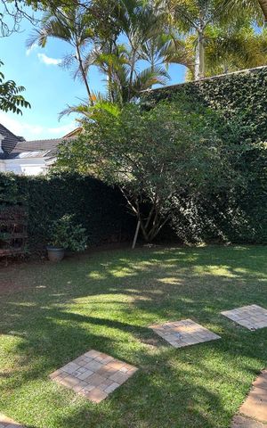 Casa de condomínio para alugar com 560m², 4 quartos e 3 vagas Casa de condomínio para alugar com 560m², 4 quartos e 3 vagasÁrea Externa