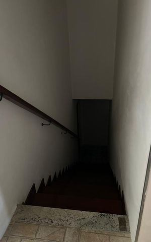 Casa de condomínio para alugar com 560m², 4 quartos e 3 vagas Casa de condomínio para alugar com 560m², 4 quartos e 3 vagasEscada