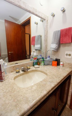 Apartamento à venda com 213m², 4 quartos e 3 vagasBanheiro da Suíte 2