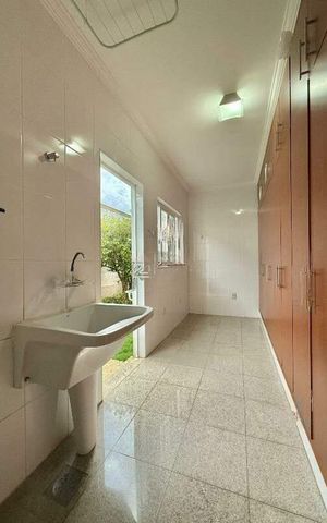 Casa à venda com 202m², 3 quartos e 3 vagas