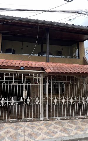 Casa à venda com 323m², 3 quartos e 3 vagas Casa à venda com 323m², 3 quartos e 3 vagasFachada