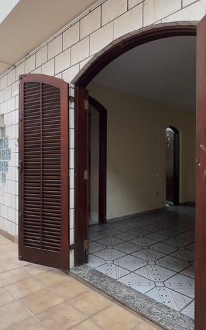 Casa à venda com 323m², 3 quartos e 3 vagas Casa à venda com 323m², 3 quartos e 3 vagasÁrea externa