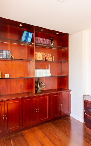 Apartamento à venda com 250m², 3 quartos e 3 vagas Apartamento à venda com 250m², 3 quartos e 3 vagasEscritório