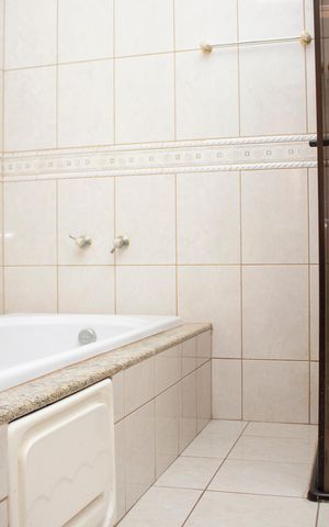 Casa à venda com 704m², 4 quartos e 5 vagas Casa à venda com 704m², 4 quartos e 5 vagasBanheiro 2