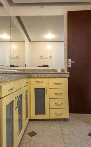 Apartamento à venda com 250m², 4 quartos e 3 vagas Apartamento à venda com 250m², 4 quartos e 3 vagasBanheiro 2
