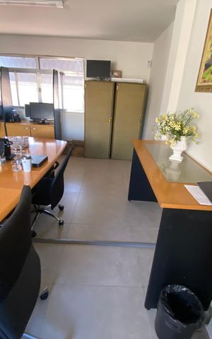 Casa à venda com 350m², 4 quartos e 10 vagas Casa à venda com 350m², 4 quartos e 10 vagasEscritorio
