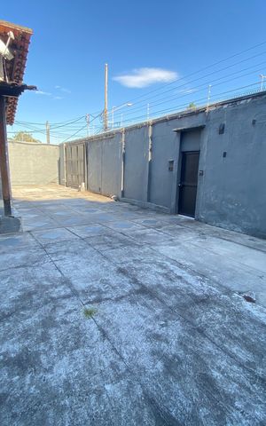 Casa à venda com 350m², 4 quartos e 10 vagas Casa à venda com 350m², 4 quartos e 10 vagasQuintal - Entrada