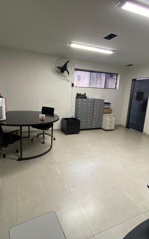 Casa à venda com 350m², 4 quartos e 10 vagas Casa à venda com 350m², 4 quartos e 10 vagasSala