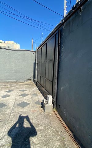 Casa à venda com 350m², 4 quartos e 10 vagas Casa à venda com 350m², 4 quartos e 10 vagasQuintal - Entrada