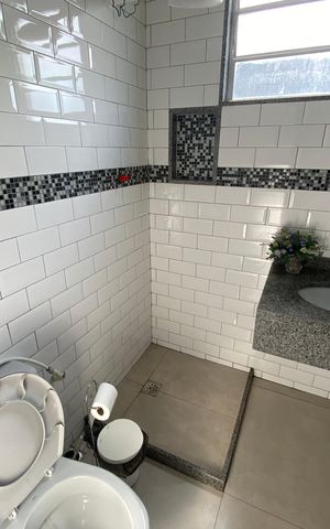 Casa à venda com 350m², 4 quartos e 10 vagas Casa à venda com 350m², 4 quartos e 10 vagasBanheiro de Serviço