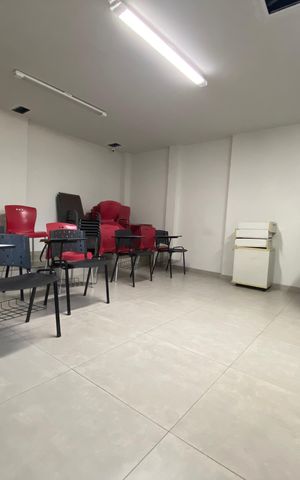 Casa à venda com 350m², 4 quartos e 10 vagas Casa à venda com 350m², 4 quartos e 10 vagasSala