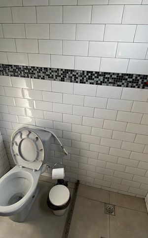 Casa à venda com 350m², 4 quartos e 10 vagas Casa à venda com 350m², 4 quartos e 10 vagasBanheiro de Serviço