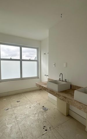 Apartamento à venda com 338m², 4 quartos e 4 vagas Apartamento à venda com 338m², 4 quartos e 4 vagasBanheiro da Suite Master