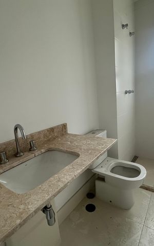 Apartamento à venda com 338m², 4 quartos e 4 vagas Apartamento à venda com 338m², 4 quartos e 4 vagasBanheiro da Suíte 2