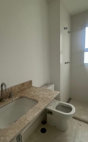 Apartamento à venda com 338m², 4 quartos e 4 vagas Apartamento à venda com 338m², 4 quartos e 4 vagasBanheiro da Suíte 2