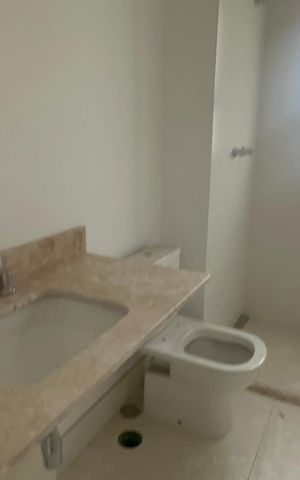 Apartamento à venda com 338m², 4 quartos e 4 vagas Apartamento à venda com 338m², 4 quartos e 4 vagasBanheiro da Suíte 2