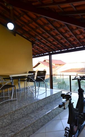 Casa à venda com 550m², 3 quartos e 3 vagas Casa à venda com 550m², 3 quartos e 3 vagasVaranda