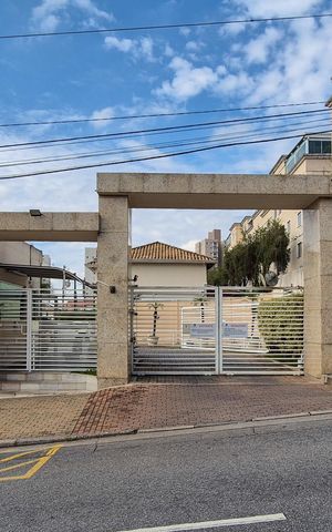 Casa de condomínio à venda com 111m², 3 quartos e 2 vagas Casa de condomínio à venda com 111m², 3 quartos e 2 vagasFachada e portaria