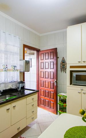 Casa à venda com 300m², 2 quartos e 3 vagas Casa à venda com 300m², 2 quartos e 3 vagasCozinha
