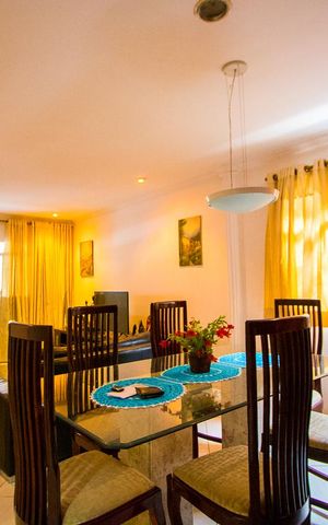 Casa à venda com 300m², 2 quartos e 3 vagas Casa à venda com 300m², 2 quartos e 3 vagasSala