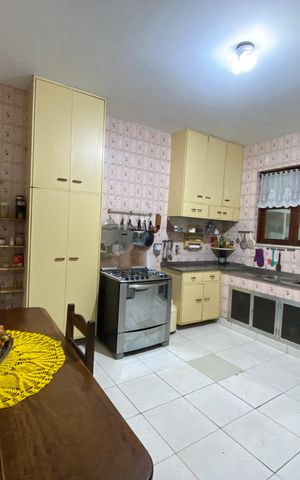 Casa à venda com 175m², 5 quartos e 2 vagas Casa à venda com 175m², 5 quartos e 2 vagasCozinha