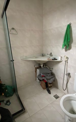 Casa à venda com 175m², 5 quartos e 2 vagas Casa à venda com 175m², 5 quartos e 2 vagasEspaço de Festas - Banheiro