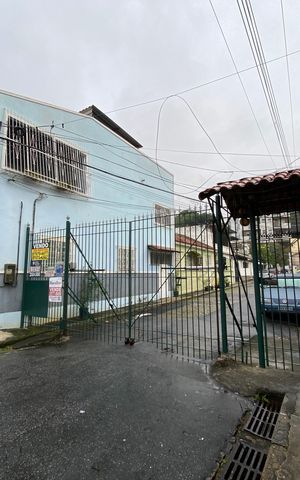 Casa à venda com 175m², 5 quartos e 2 vagas Casa à venda com 175m², 5 quartos e 2 vagasFachada