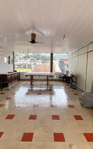 Casa à venda com 175m², 5 quartos e 2 vagas Casa à venda com 175m², 5 quartos e 2 vagasEspaço de Festas