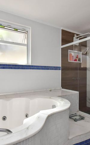 Casa à venda com 848m², 5 quartos e 4 vagas Casa à venda com 848m², 5 quartos e 4 vagasBanheiro Suíte 2