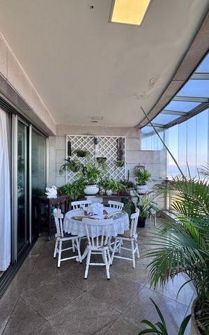 Apartamento à venda com 400m², 5 quartos e 4 vagas Apartamento à venda com 400m², 5 quartos e 4 vagasVaranda da Sala