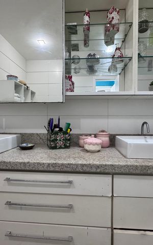 Apartamento à venda com 400m², 5 quartos e 4 vagas Apartamento à venda com 400m², 5 quartos e 4 vagasBanheiro da Suíte 2