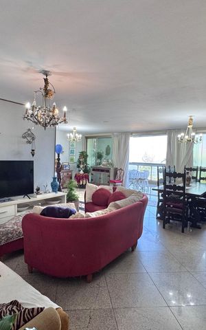Apartamento à venda com 400m², 5 quartos e 4 vagas Apartamento à venda com 400m², 5 quartos e 4 vagasSala