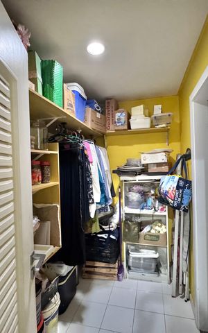 Apartamento à venda com 400m², 5 quartos e 4 vagas Apartamento à venda com 400m², 5 quartos e 4 vagasÁrea de Serviço - Quarto