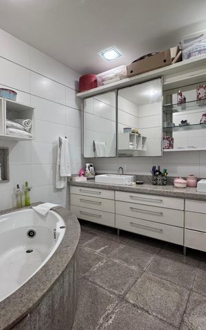 Apartamento à venda com 400m², 5 quartos e 4 vagas Apartamento à venda com 400m², 5 quartos e 4 vagasBanheiro da Suíte 2